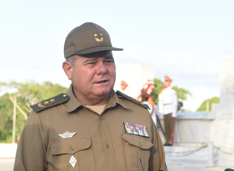 General Cubano Recibe Medalla por Independencia de Angola