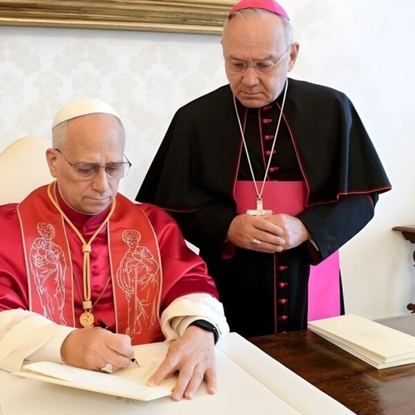 Trump critica al papa: tensa confrontación sobre política en Irán