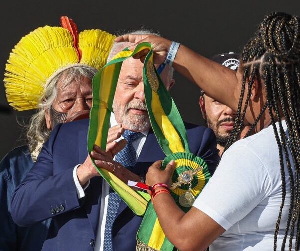 Flávio Bolsonaro lidera en sondeos y se acerca a Lula en elecciones