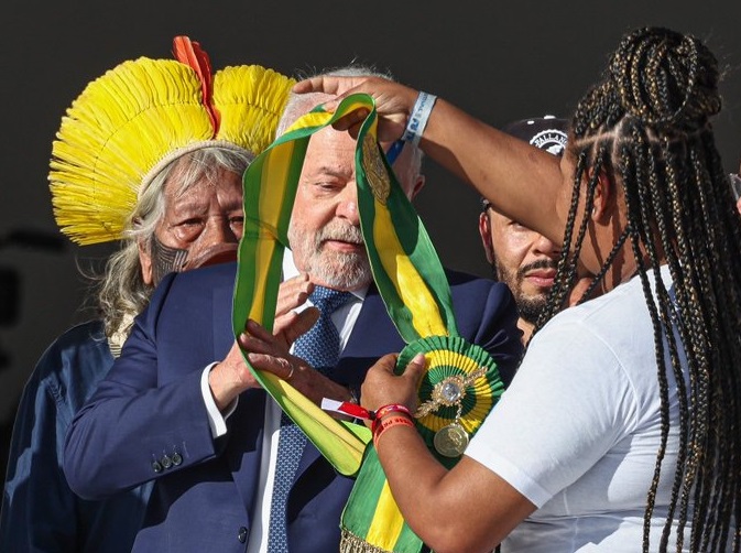 Flávio Bolsonaro lidera en sondeos y se acerca a Lula en elecciones