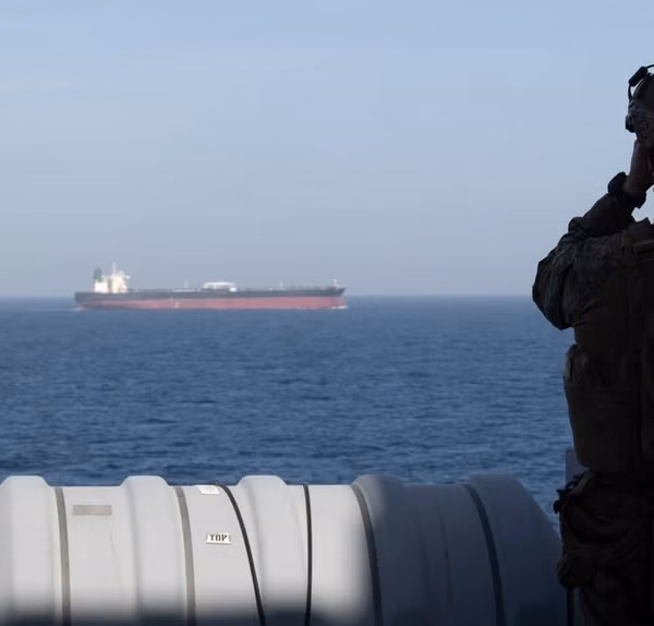 Bloqueo a los puertos iraníes: Un barco inutilizado en Ormuz