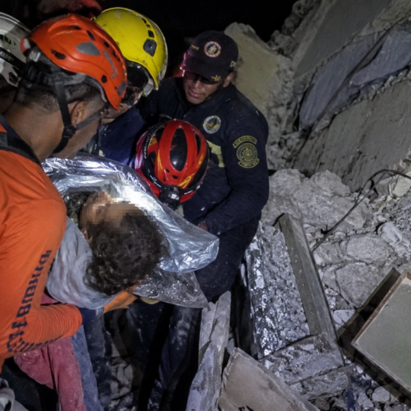 Terremoto en Venezuela: Descubren familia sobreviviente en La Guaira
