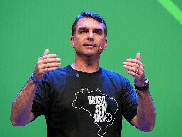 Flávio Bolsonaro se declara presidente electo de Brasil: Un escándalo inesperado